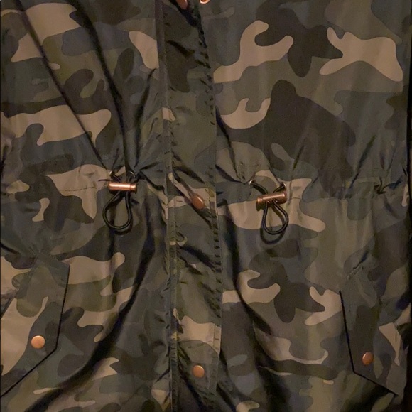 Guess windbreaker/ rain jacket - Picture 3 of 6